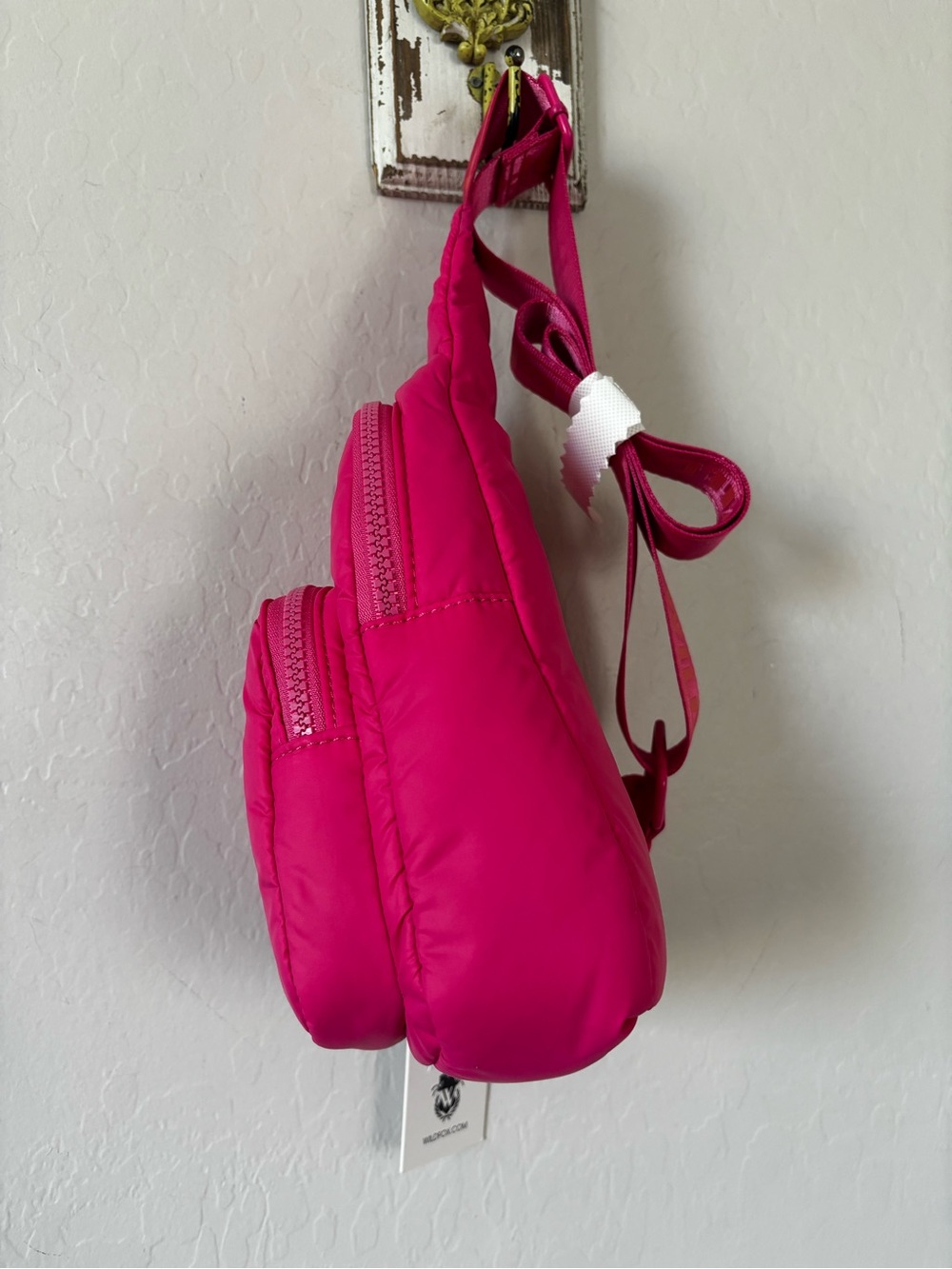 Wildfox NWT Fuchsia Sling Bag with logo adjustable guitar strap - Picture 3 of 6